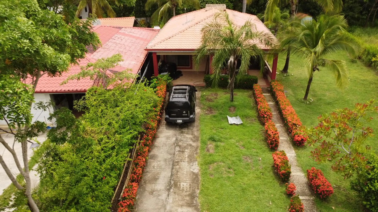 Private 3-Bedroom Home on a Double Lot Minutes from Sámara Beach - photo 2