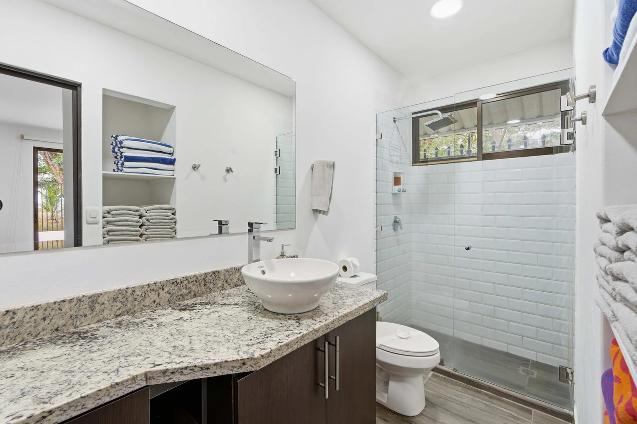 Three Mermaids: Beachfront 10-Bedroom Pod-Style Residence with Pool in Playa Flamingo - Gallery image 33
