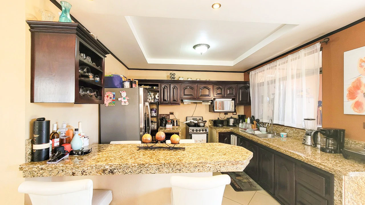 Exclusive property in condominium 5 minutes from the Center of Grecia - Gallery image 5