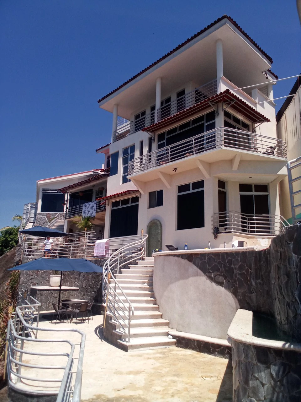 Celebrity Escape: Exquisite 4-Level Mansion with Private Infinity Pool in Altos Leona Mar! - Gallery image 15