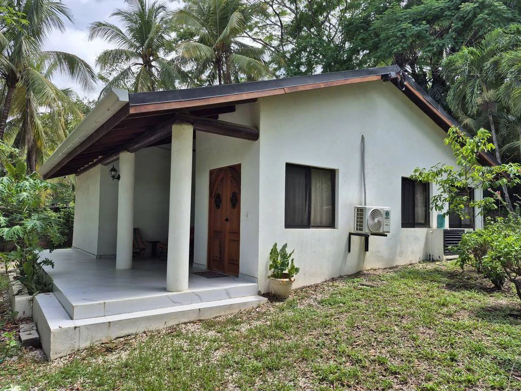 Casa Verde Norouz: Renovated 2-Bedroom Home with Independent Guest Cottage Just 3 Minutes from Sámara - Gallery image 5