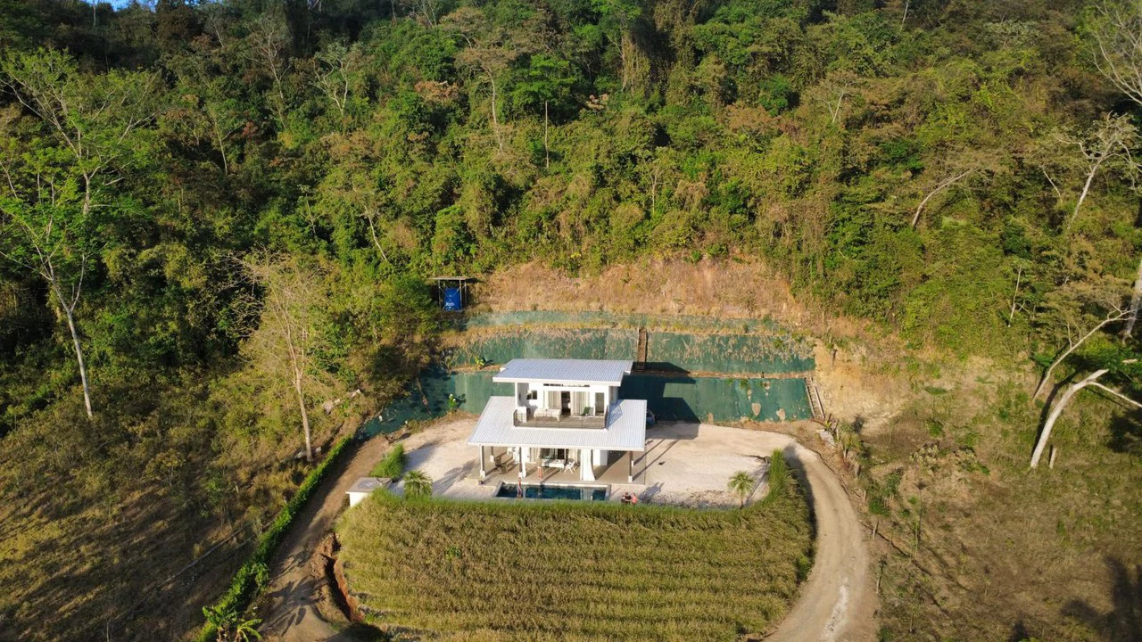 Beautiful Mountain Home for Sale in Hojancha – with Pool and Separate Guest House for Rental - Gallery image 2