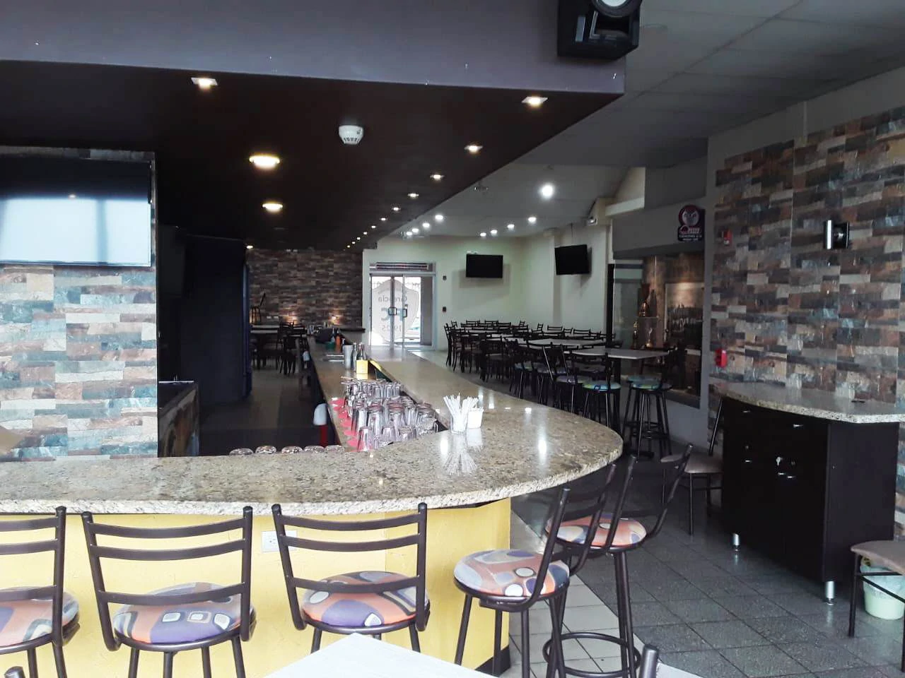 RARE Downtown Commercial: 2 level Commercial building in the heart of Grecia! - photo 2