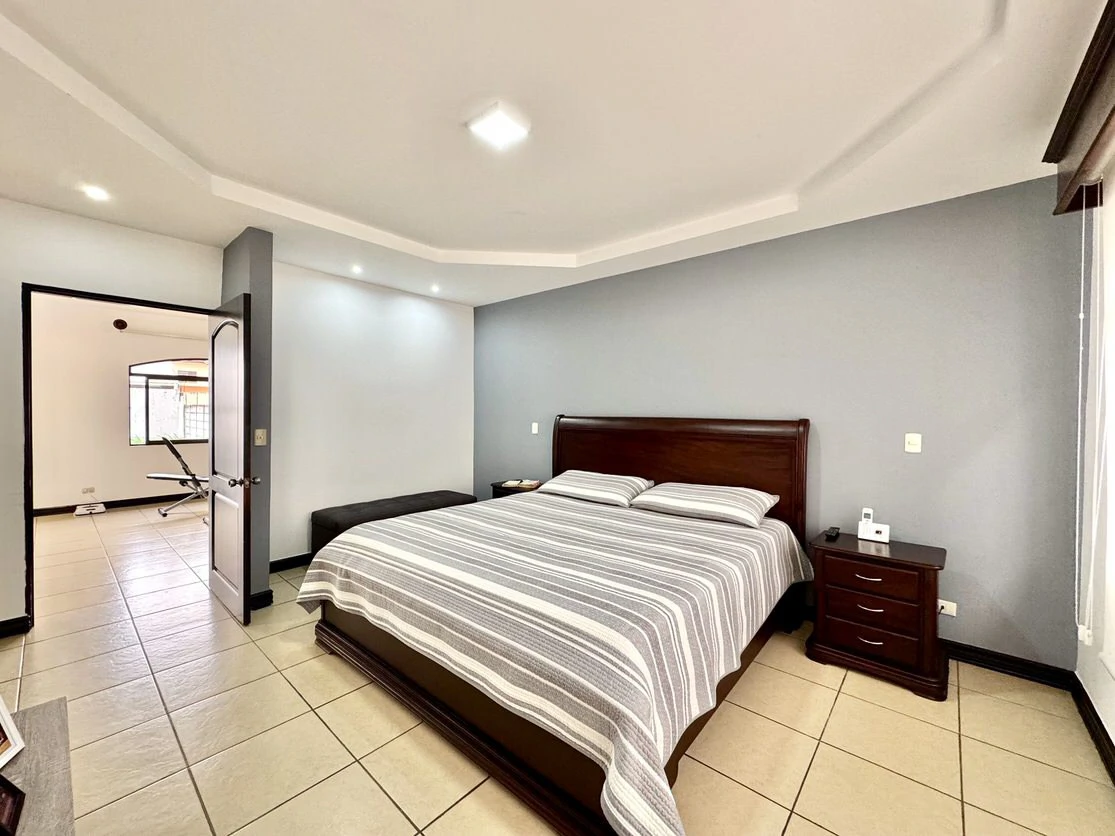 Residencial Los Crotos: Spacious 100% Concrete Home for Sale San Pablo de Heredia - Gallery image 14