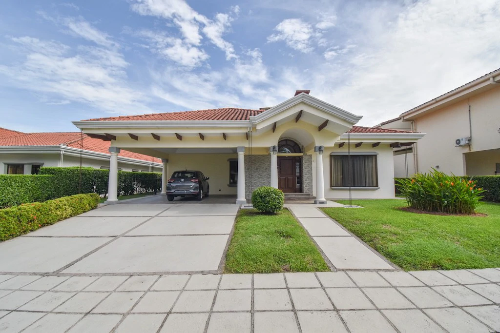 House For Sale in Pozos