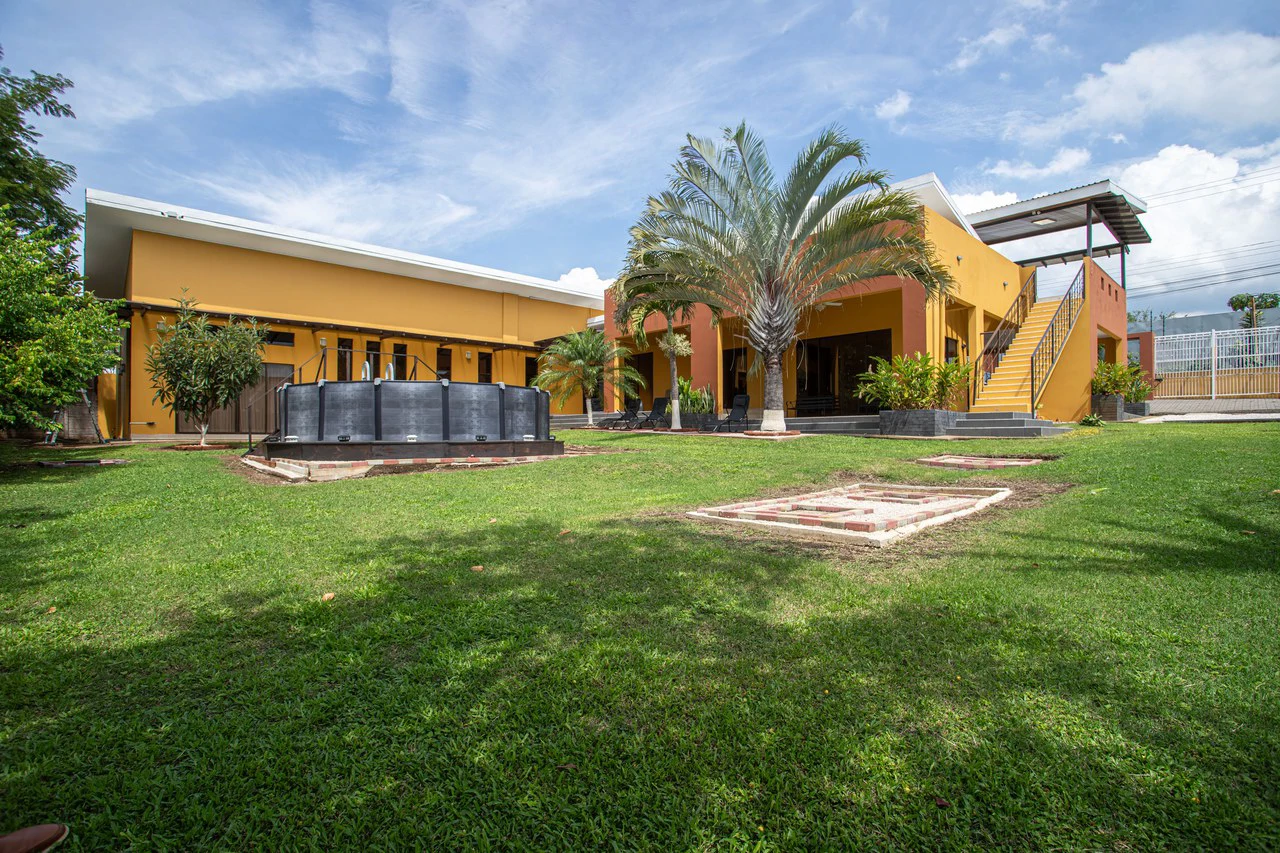 Modern Furnished Home Just 5 Minutes from Downtown Grecia - Gallery image 2