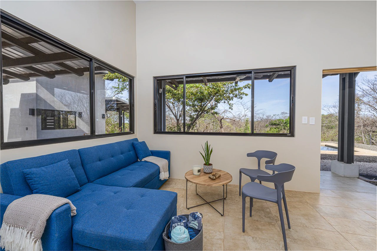 Casa Serena: Modern Villa with Pool and Guest House - Gallery image 17