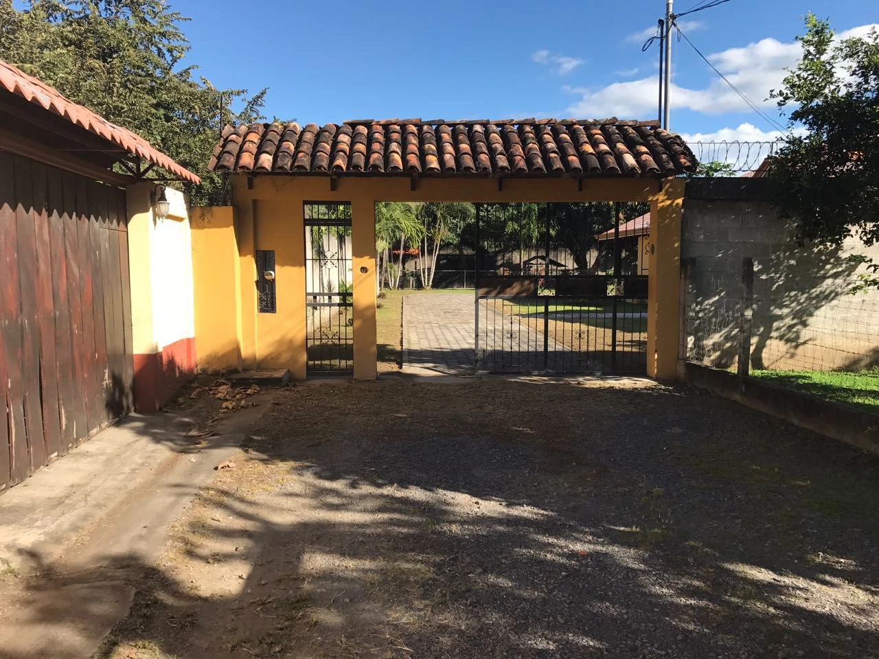 LUXURY HOUSE FOR SALE AND RENT IN LIBERIA: Beautiful luxury home in Liberia, Barrio La Cruz, in excellent location, very safe and quiet