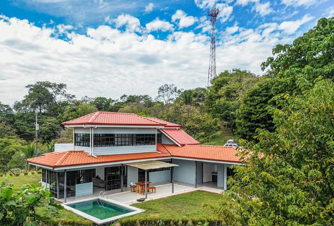 Casa Bhally: Ocean/Mountain View Hill Top Indonesian 4Bed 3Bath Retreat Home - Gallery image 3