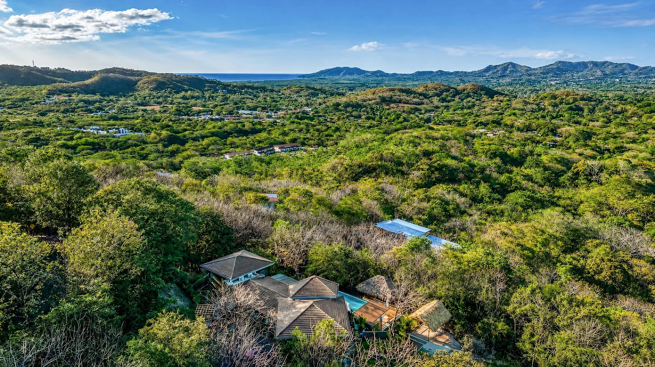 Casa Pochote: Artisan Luxury Villa in Tamarindo | Pool, Jacuzzi & Langosta Beach Club Membership Included - Gallery image 6