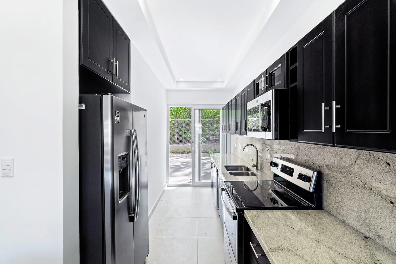 Jacarandas #22: Modern Townhome with Amenities Just Minutes from the Beach - Gallery image 3
