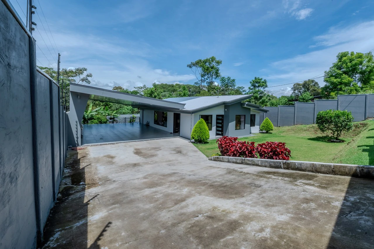 Spacius Home in Pérez Zeledón | 3 bedrooms, 3 Bathrooms - Gallery image 5