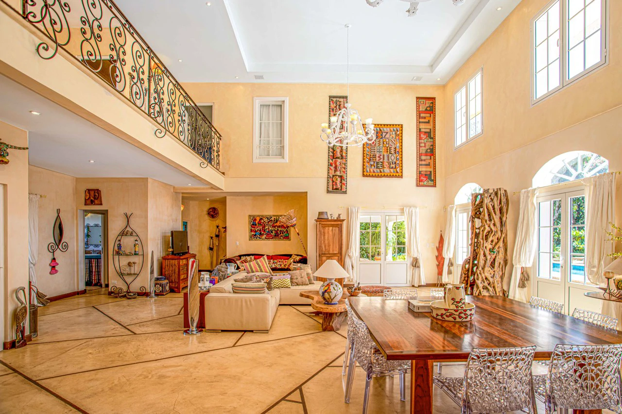 LUXURY PROPERTY HOUSE AND 5 APARTMENT SANTA ANA: Incredible property to live or invest. Ideal for single space. . This beautiful property measures 4857 m2 of lot with a street front of 23m2 and 432 m2 - Gallery image 3