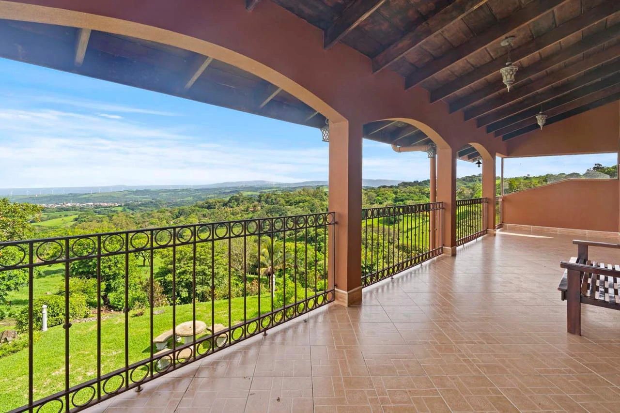 Celebrity Home with Spectacular Views: Seller Financing With 50% Down-Contact Us For More Information - Gallery image 2
