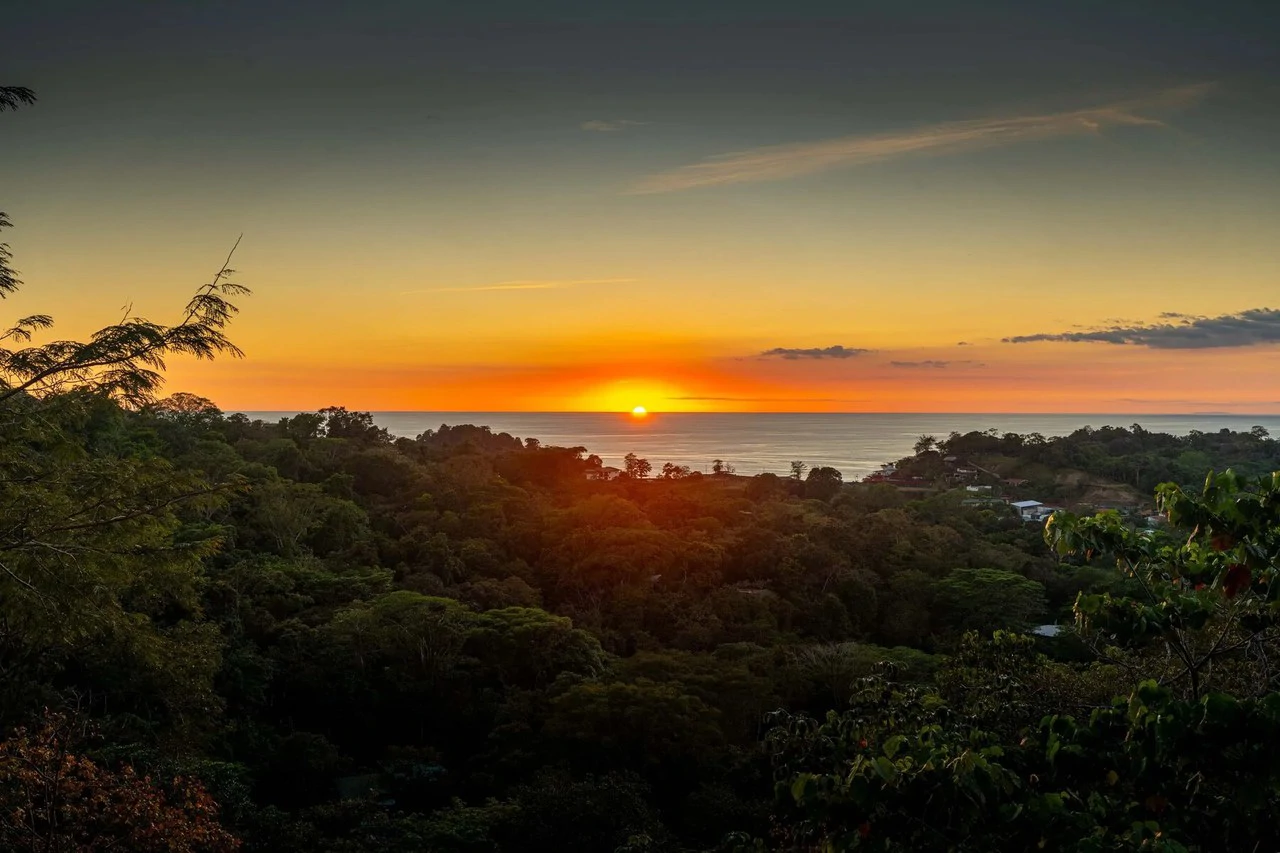 Casa Moon Diablo: Iconic Ocean View Luxury Estate with Infinity Pool, Rooftop Patio, Gym & Sauna in Manuel Antonio - Gallery image 12