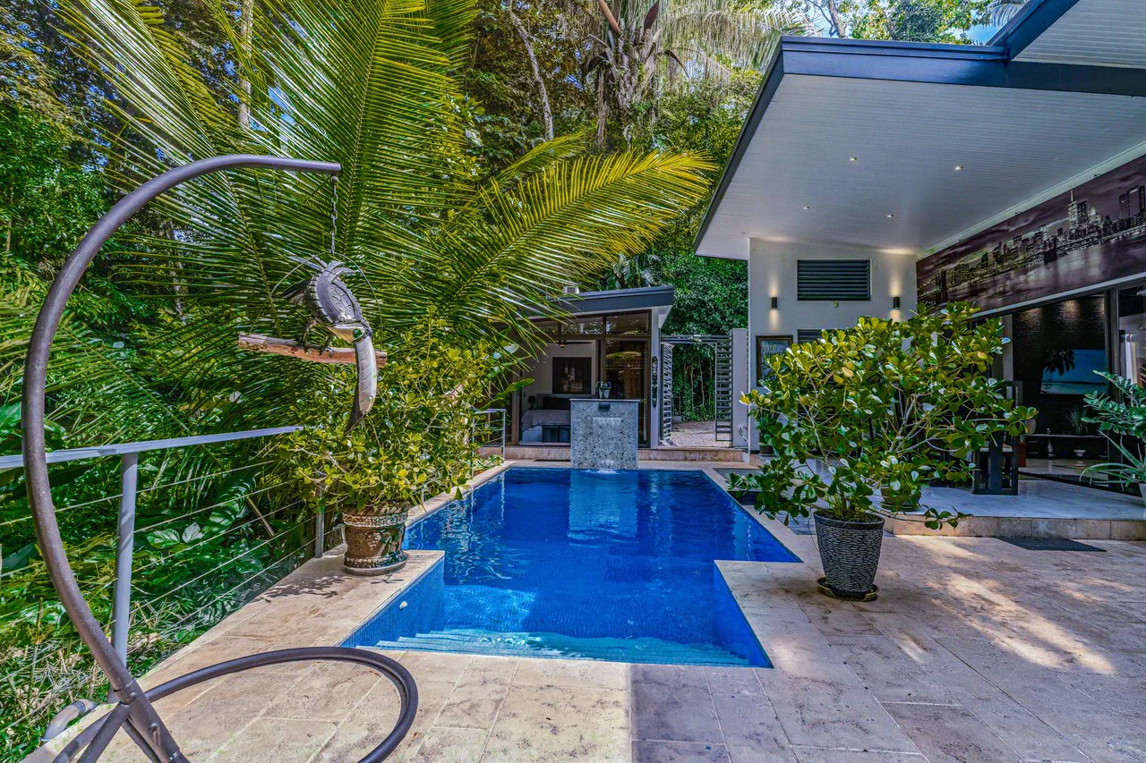 Charming 2 Bedroom Home + Studio located in heart of Uvita