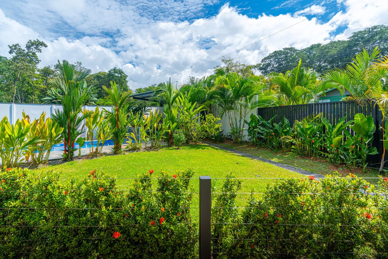 Modern 3 Bedroom Home - Walking distance to it all! - Gallery image 14