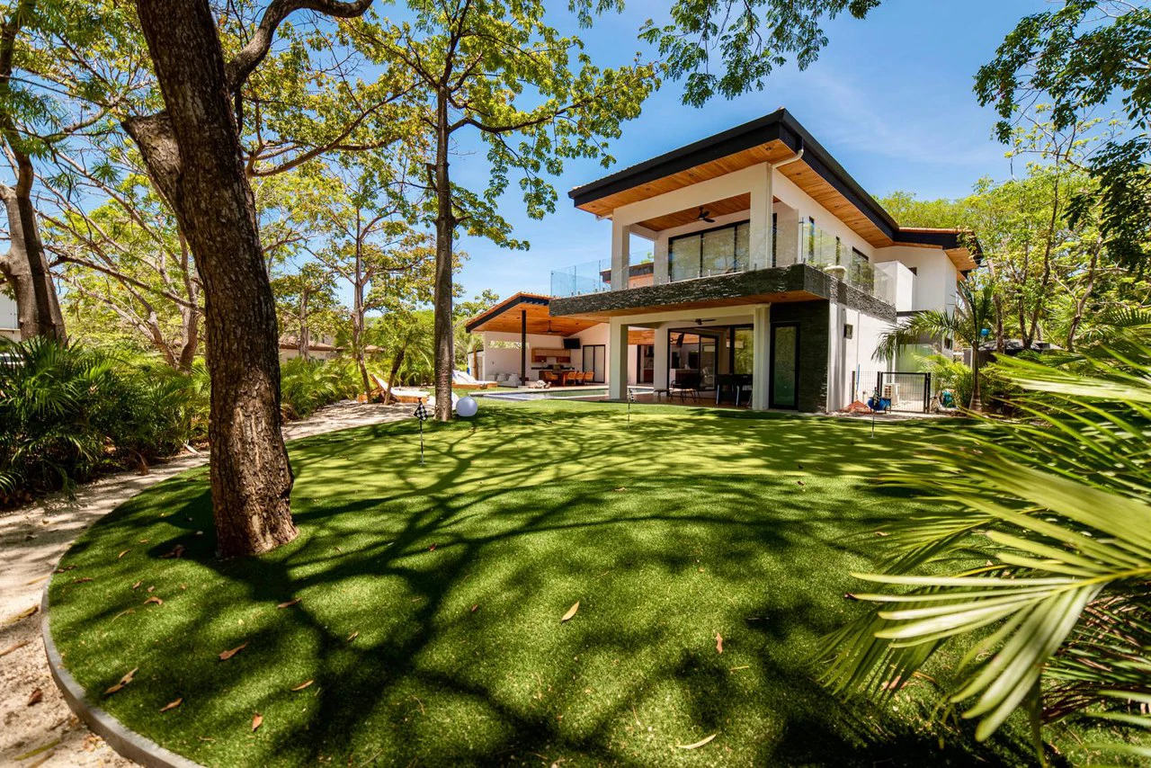 Casa La Ola Perfecta: Luxury 5-Bedroom Home with Pool Near the Beach in Hacienda Pinilla