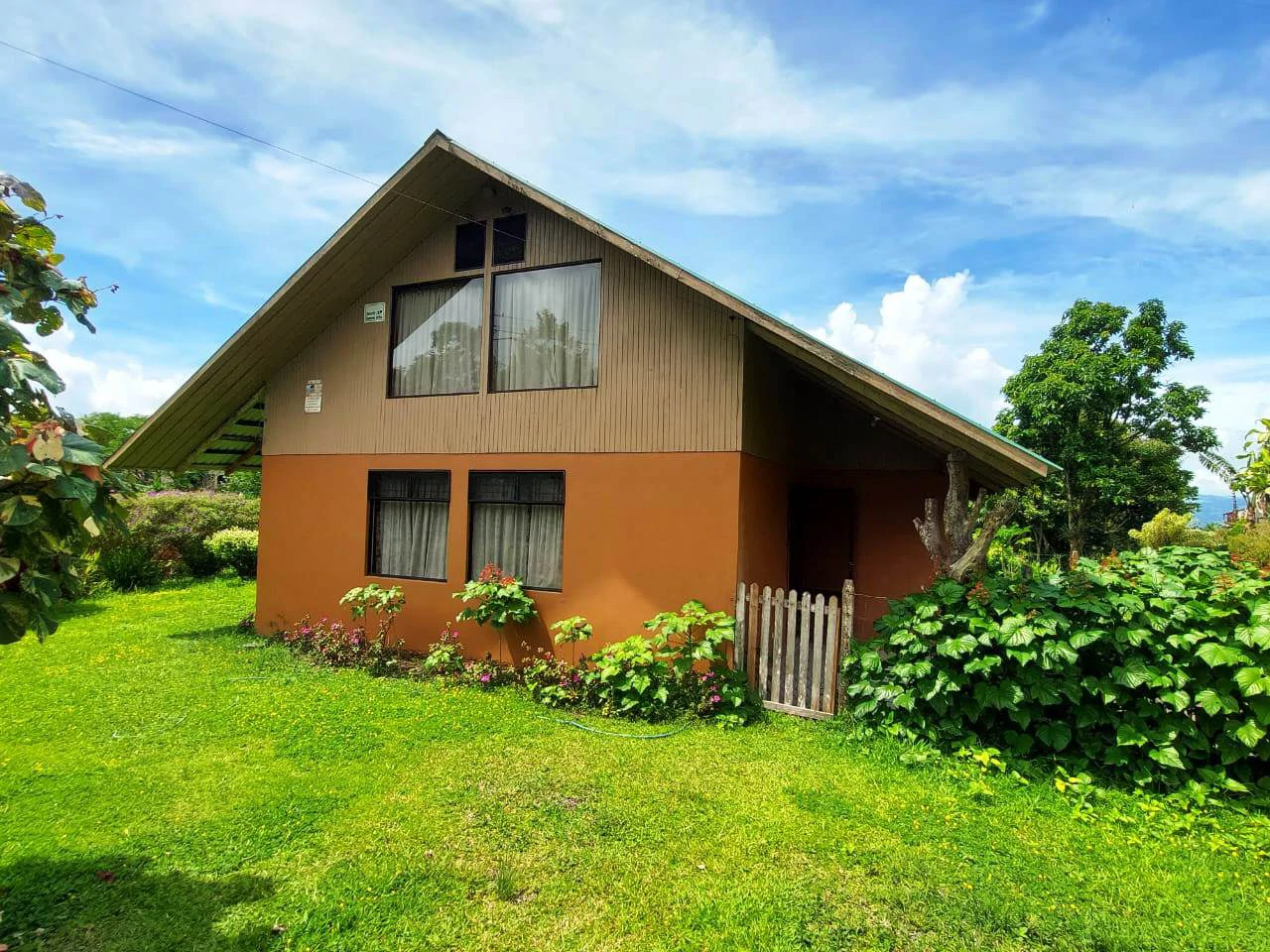 CHALET DEL LAGO - Beautiful A-Frame home in tropical garden - Gallery image 4