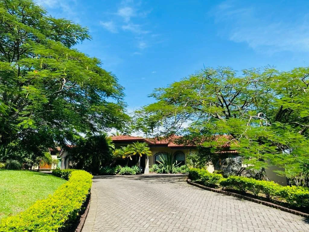 For Sale Luxury Commercial House with Large Gardens in Brasil de Mora Ciudad Colón Costa Rica - Gallery image 2