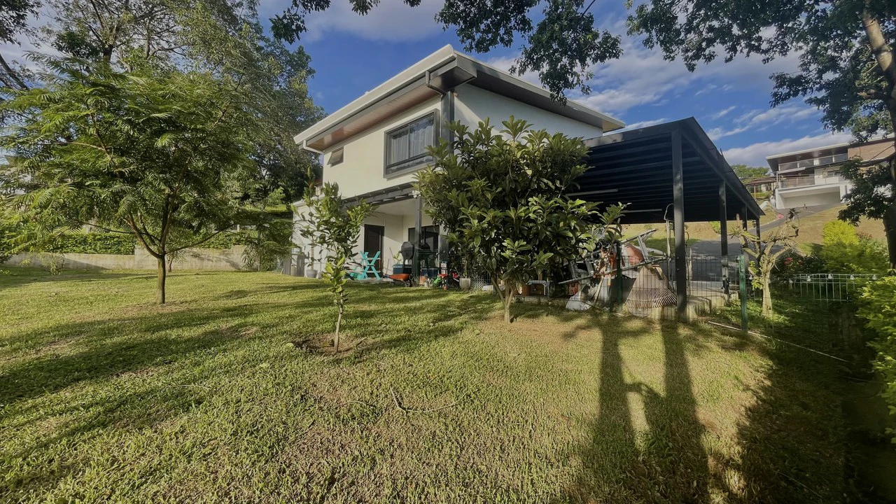 Casa 40 Grecia: Modern 4-BR Country Estate in Grecia | 4-Car Covered Garage, Solar Hot Water, First-Floor Bedroom & River Trails - Gallery image 3