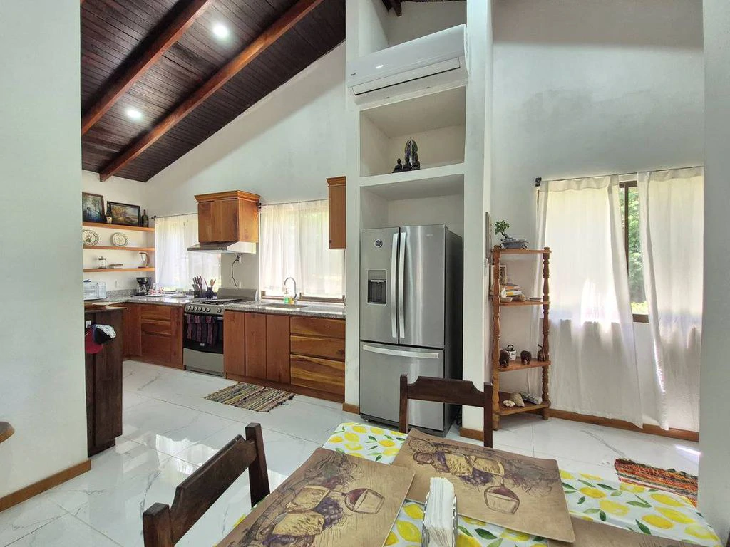Casa Verde Norouz: Renovated 2-Bedroom Home with Independent Guest Cottage Just 3 Minutes from Sámara - Gallery image 16