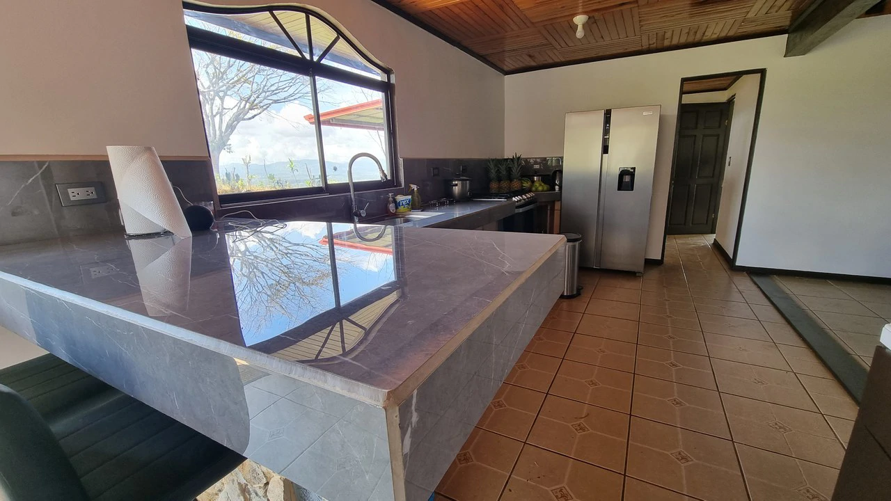 CASA SANTA ELENA: BEAUTIFUL HOUSE FOR SALE, WITH AMAZING VIEWS, 4 BDRM IN THE HEART OF SANTA ELENA - Gallery image 17