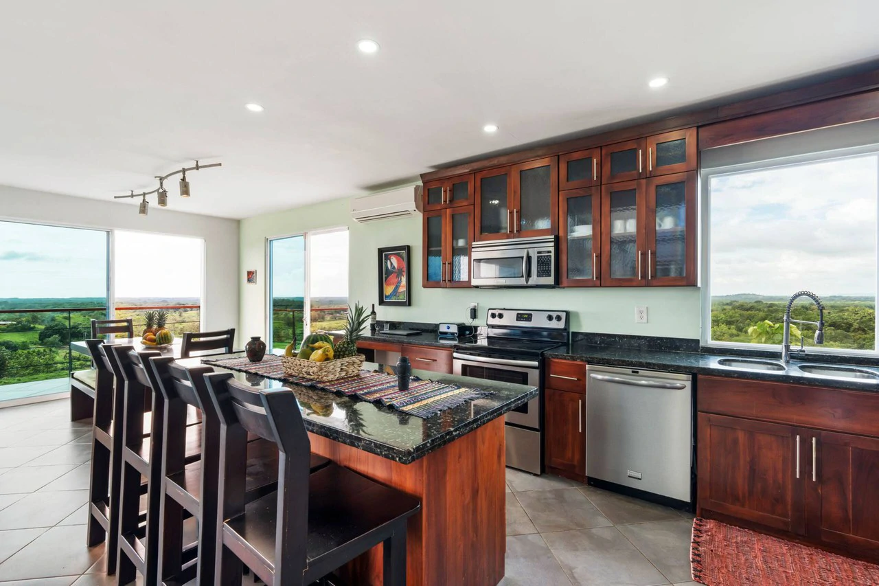 Casa Sol: Exceptionally Private Home with Panoramic Ocean, Mountain & Sunset Views - Gallery image 5