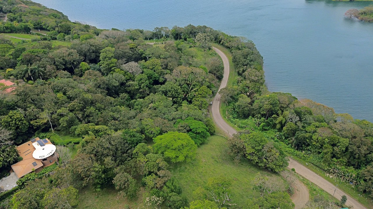 LAGO AZUL: Lake View lot of just under 1 acre - Gallery image 5