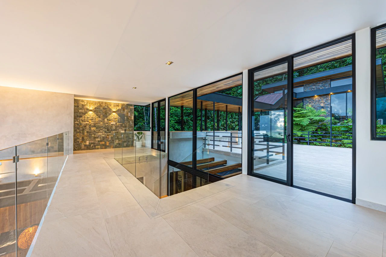 Casa Koules: Architectural 5-Bedroom Oceanview Estate in Prestigious Costa Verde Estates - Gallery image 10
