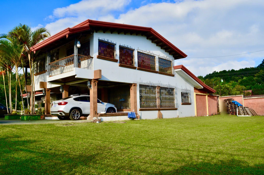 Spectacular 4BR House for sale in San Rafael - Heredia, ideal for a large family, or for those looking for a rental income option!