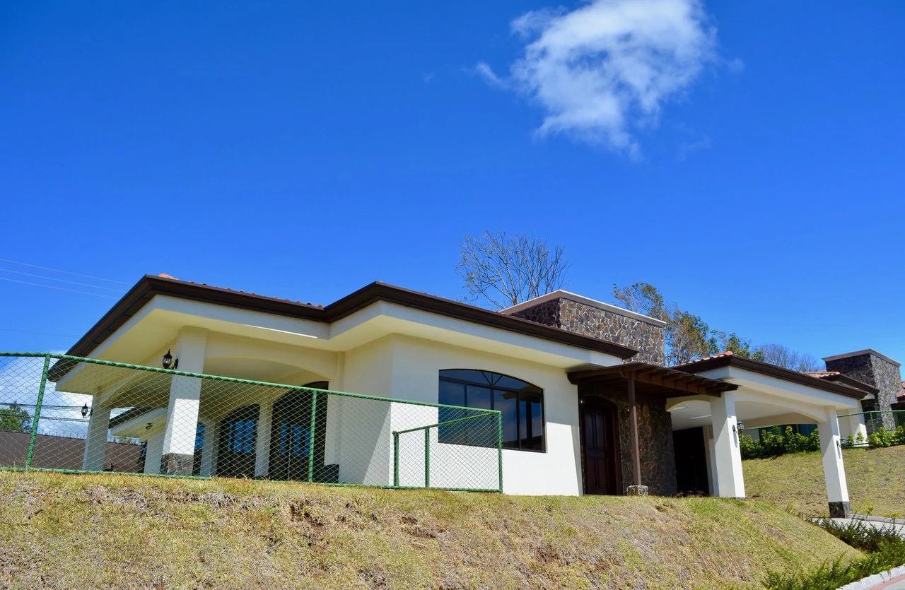 Mountain House For Sale in San Isidro - Gallery image 2