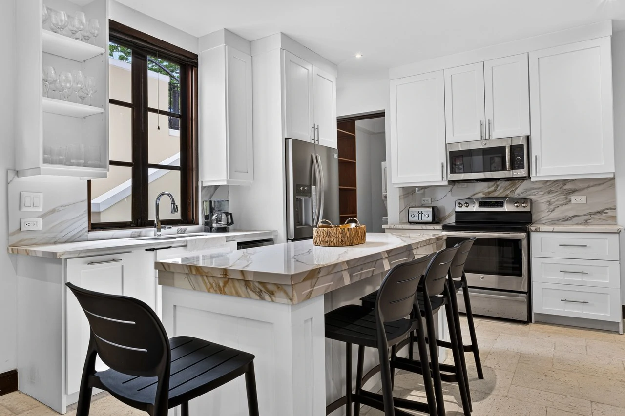 16 Avenida La Antigua: Renovated Turn- Key Living in the Heart of Las Catalinas - photo 6