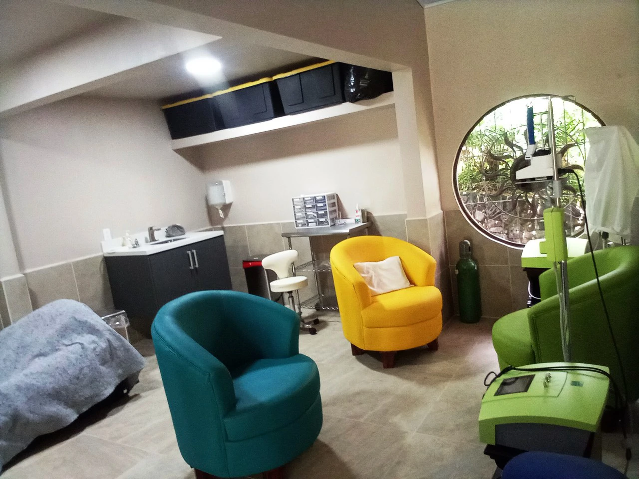 Hotel Opportunity!: HUGE PRICE DROP! Hotel & Medical Spa/Clinic in the heart of town! - Gallery image 16