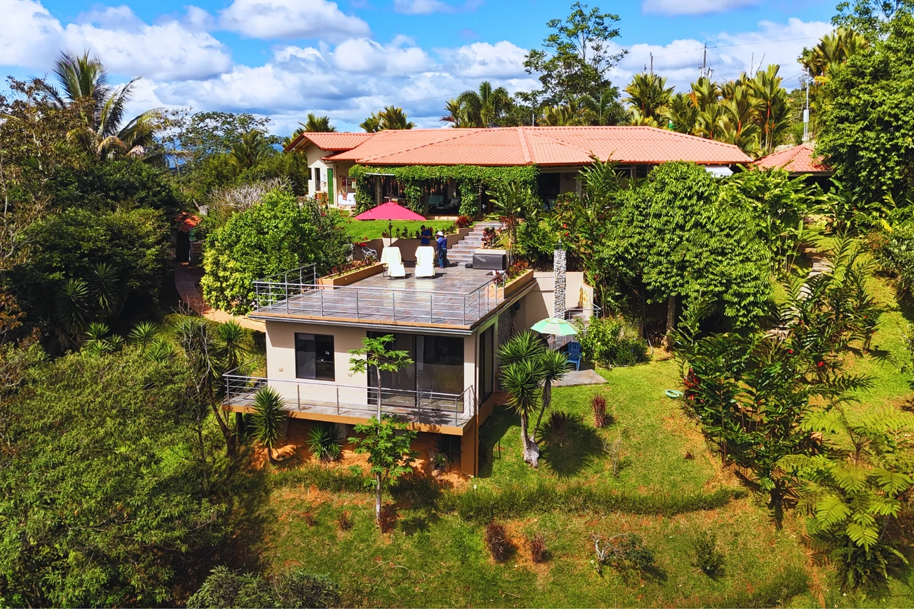 Countryside House For Sale in Santa Elena