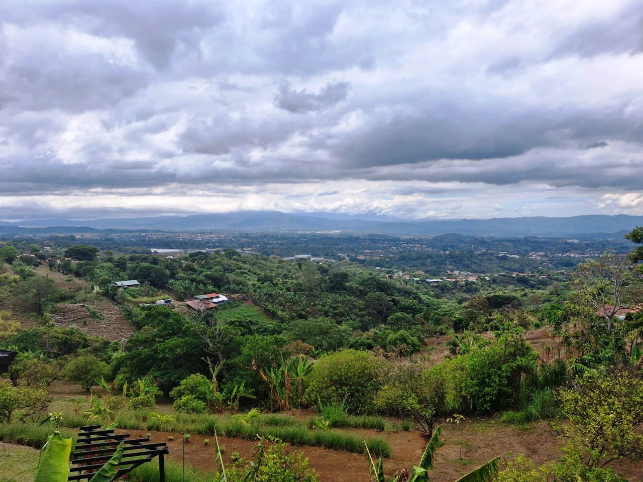 Hillside Living With Views!: Modern 3 bedroom home...Million Dollar Views! - Gallery image 12