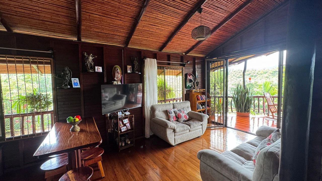 Charming Hardwood Cabin with Fruit Garden Near San Isidro - Gallery image 26