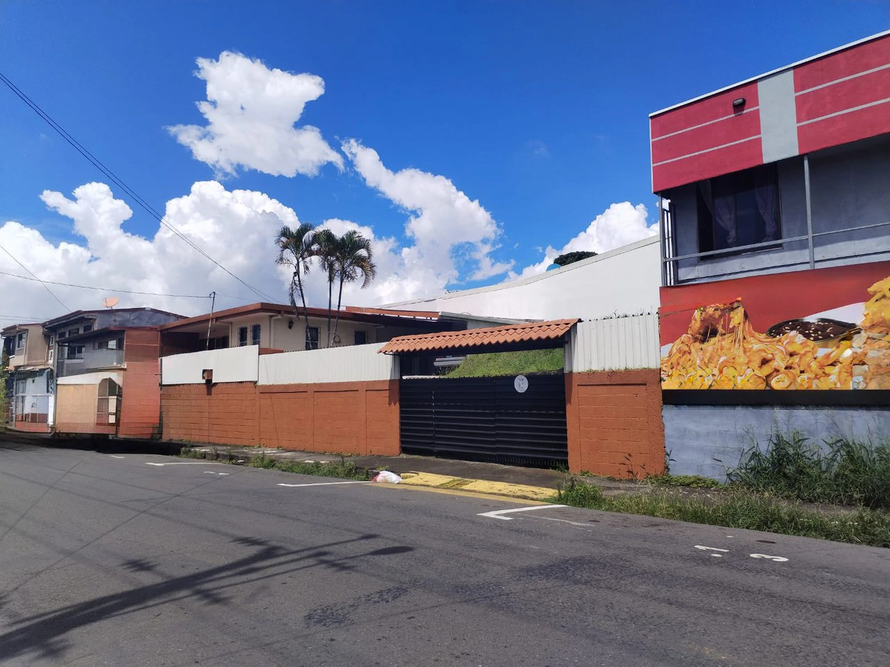 House for Sale in Grecia: Prime Location Near Central Market, Ideal for Living or Investment