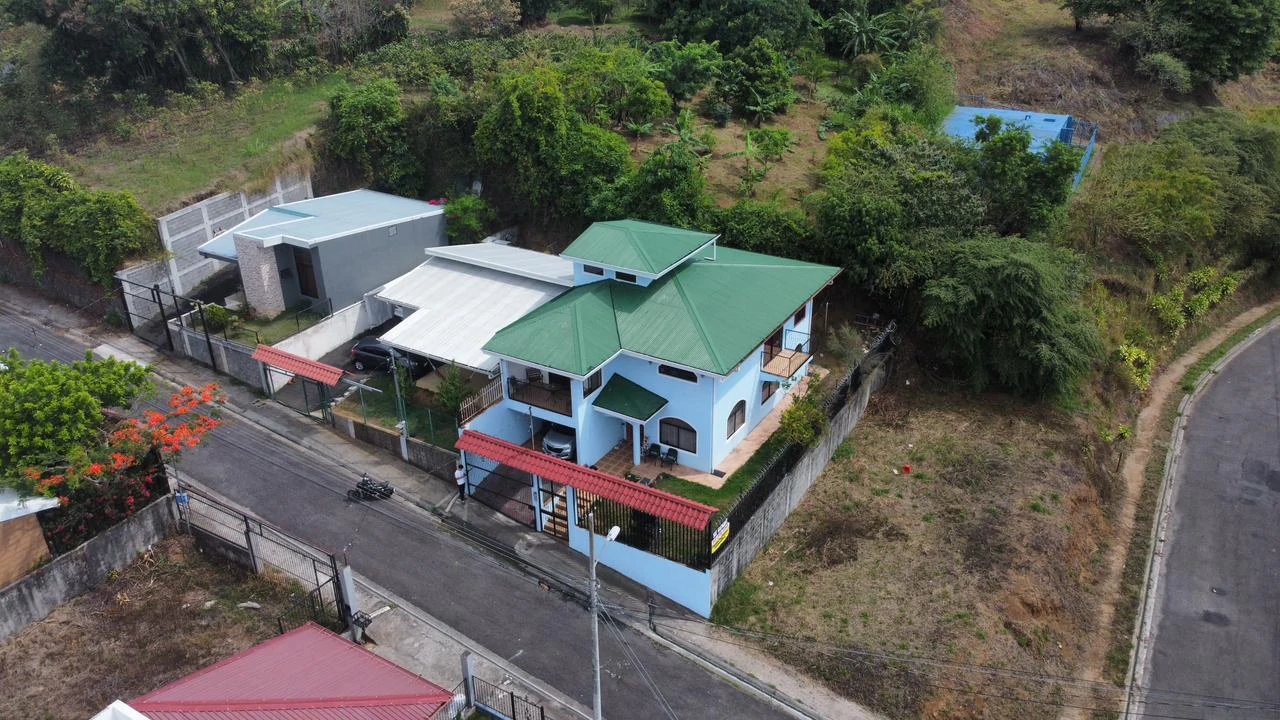 Comfort and Value...: Spacious Home in Charming town! - Gallery image 2