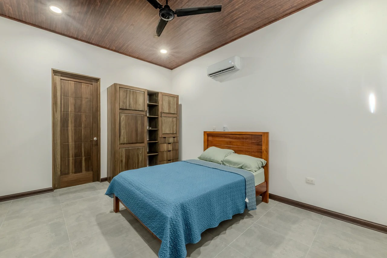 Brand New 3 Br, 2.5 Ba | Swimming Pool, High Ceilings - Gallery image 18
