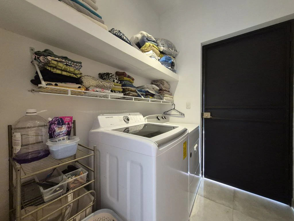 Casa Joya: Turnkey Modern Home with pool – Prime Location & Rental Income - Gallery image 17