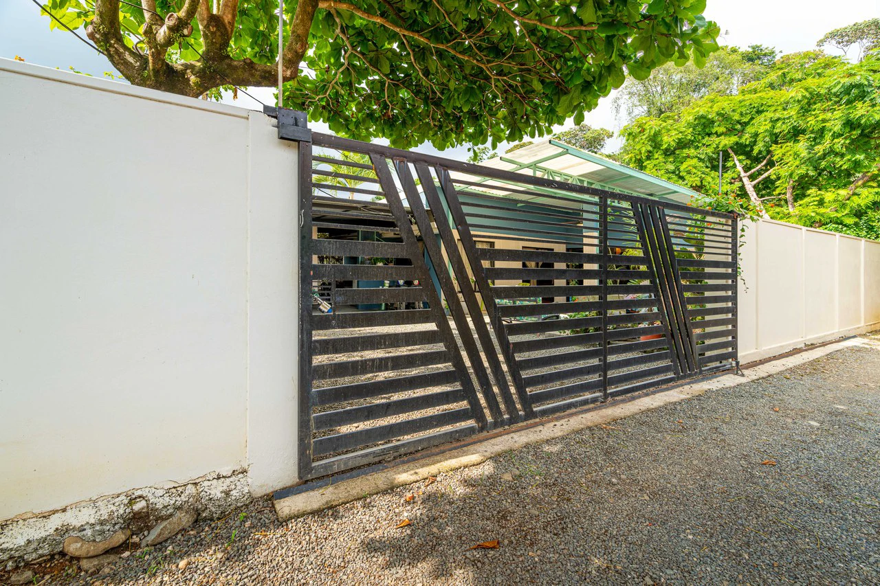 3 Bed Main Home with Two Rental Villas, Walk to Beach in Uvita! Fantastic Location! - Gallery image 8