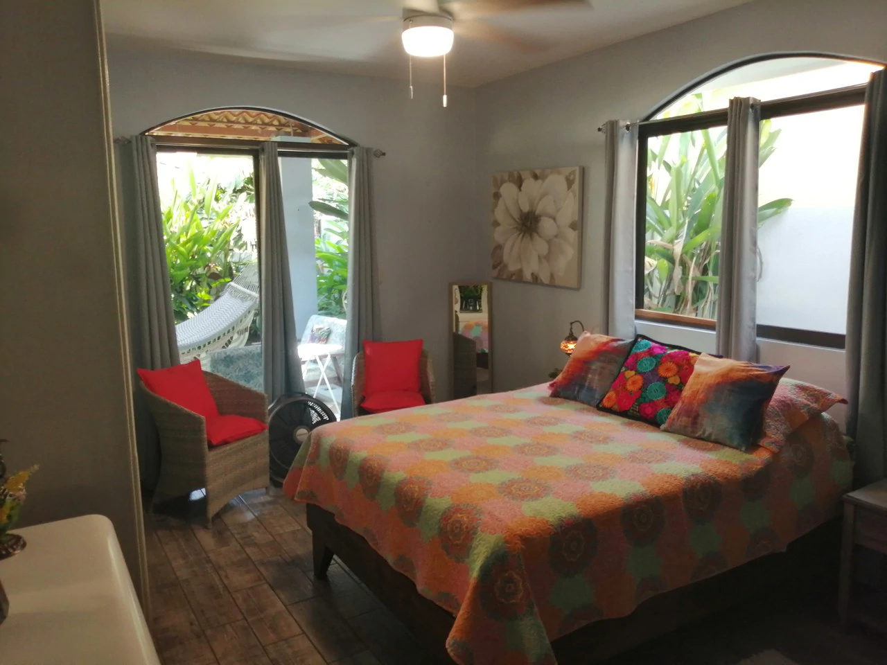 Wonderful and Updated Bungalow Close to the Beach!: Great location with access to a large community pool! - Gallery image 10