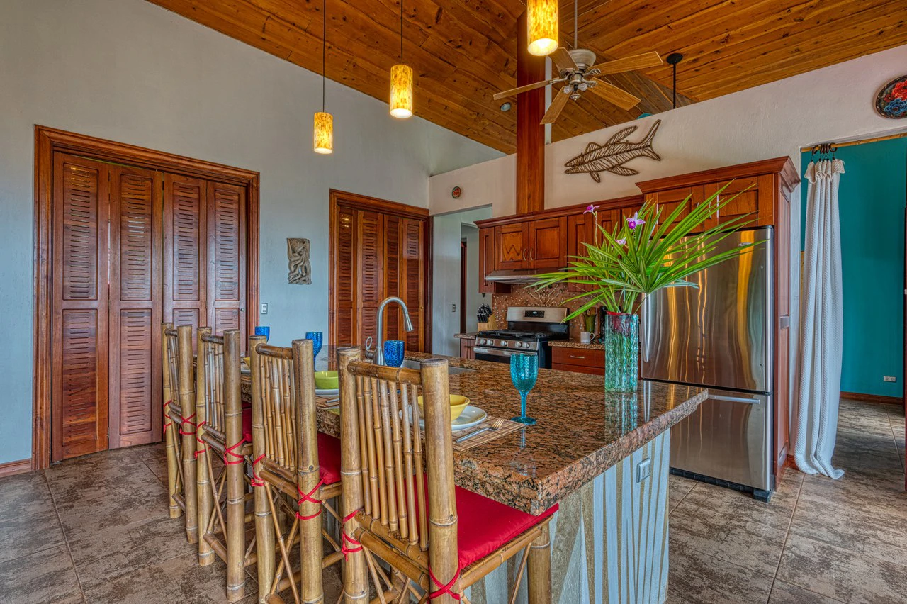 5 Bedroom Mountain Retreat Minutes from the Beach Platanillo Costa Rica - Gallery image 20