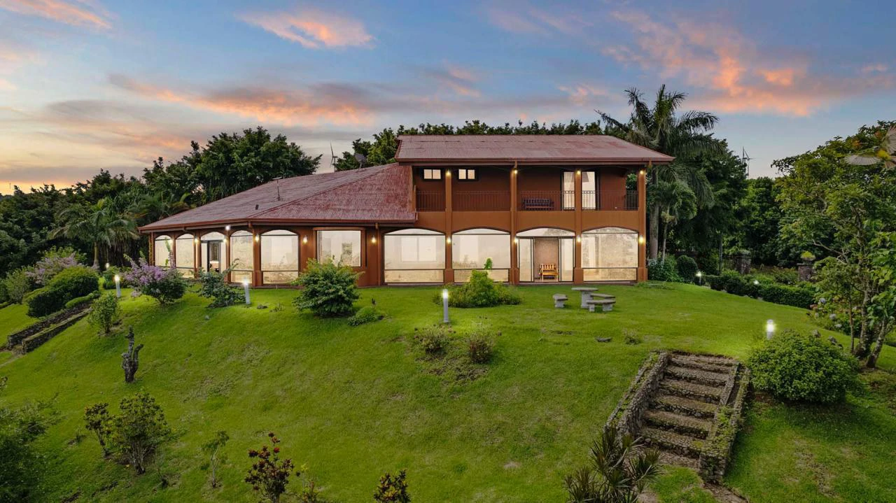 Celebrity Home with Spectacular Views: Seller Financing With 50% Down-Contact Us For More Information - Gallery image 3