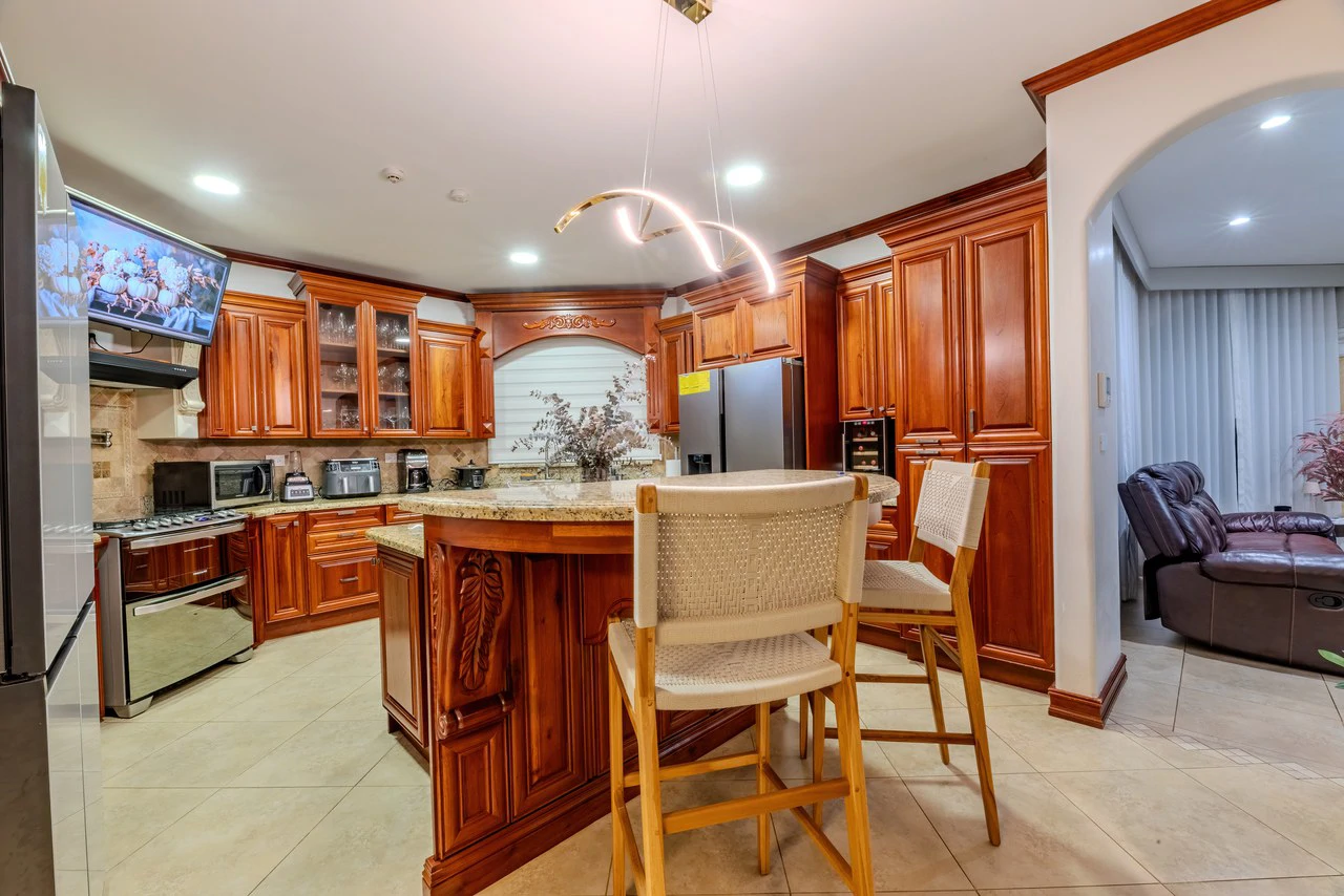 Luxury Home with Pool, Bar Area & Resort-Level Amenities | 6 br, 4.5 ba in Perez Zeledon - Gallery image 6