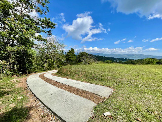 LG-002 Terreno Top Nuevo Arenal: Premium 1.45-Acre Gated Homesite in Nuevo Arenal | Panoramic Lake & Volcano Views, Private Boat Dock & Clubhouse - Gallery image 5
