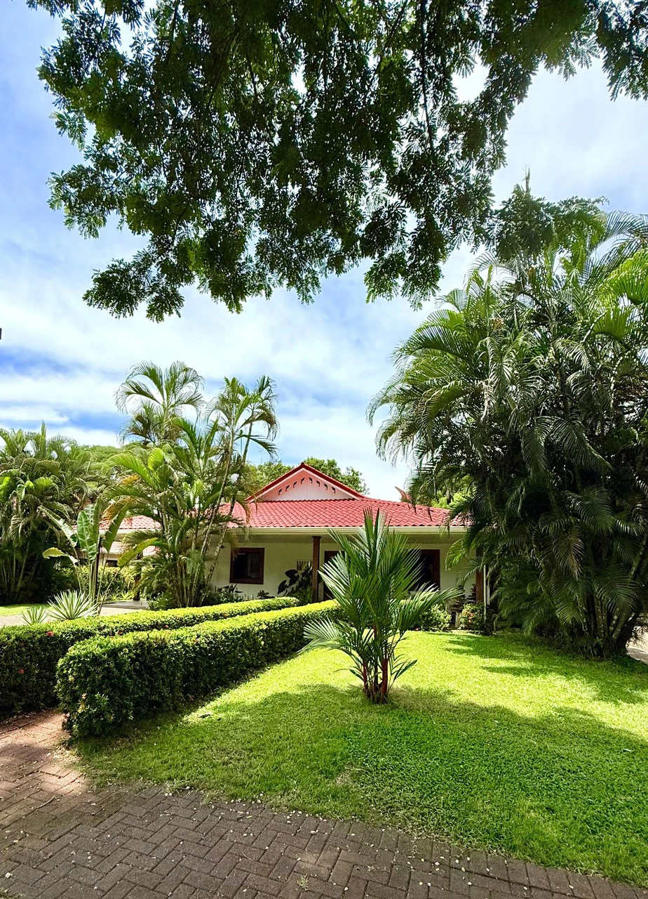 Tropical Villa 519: $629,950 USD Gated Los Delfines Golf & Country Club Beachfront Village. 5 min walk to Swimming beach in Bahia Ballena on the Southern Nicoya Penisula - Gallery image 10