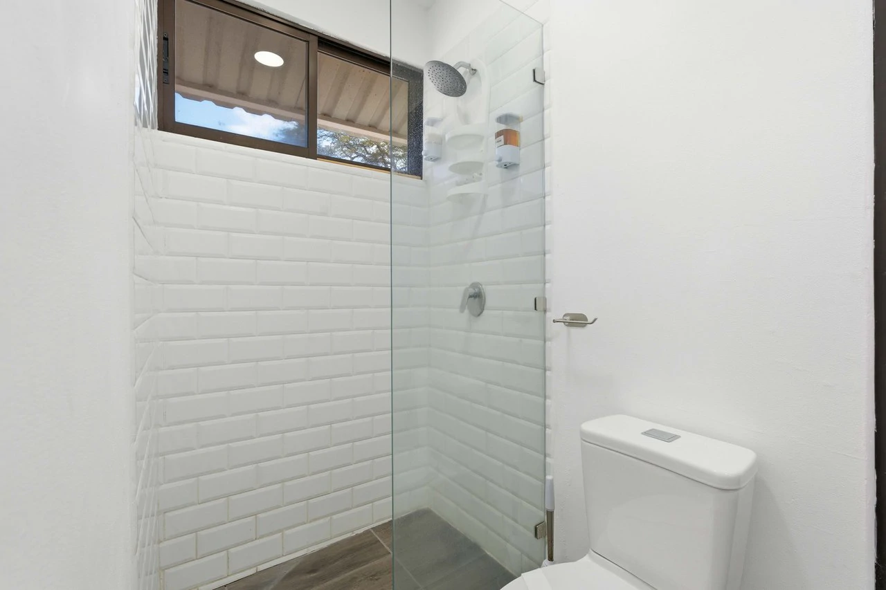 Three Mermaids: Beachfront 10-Bedroom Pod-Style Residence with Pool in Playa Flamingo - Gallery image 13