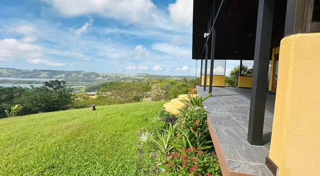 Pura Vida Costa Rica: Lake and Volcano view home, Garage and Guest Apartment - Gallery image 3
